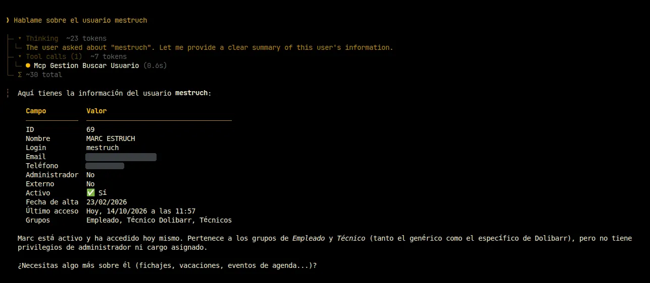 El asistente usa una herramienta del MCP para buscar un usuario en Dolibarr y responde con su ficha. Datos personales ocultos.